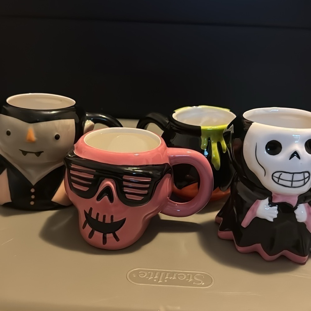 4pc Halloween/spooky theme mugs. Vampire, skeleton, skull & cauldron. NEW - Picture 2 of 2